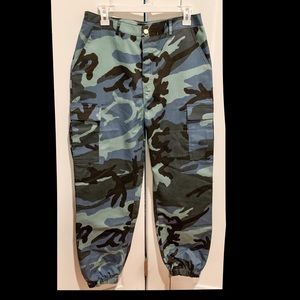 Blue camo cargo pants, UO inspired, too big on me✨
